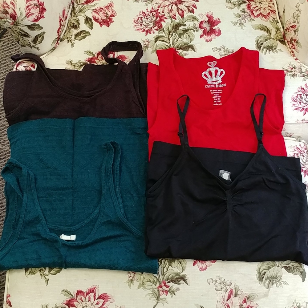 Set of 4 small tank tops